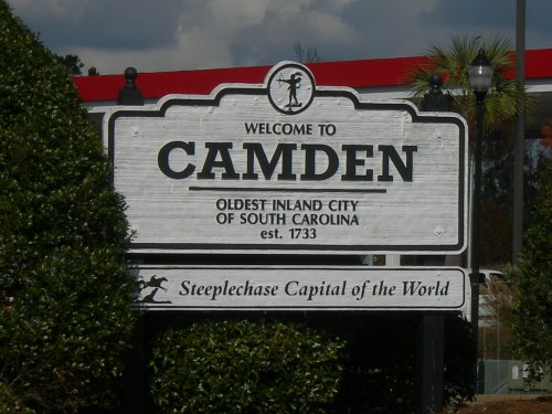 Welcome sign for Camden, South Carolina, noting it as the oldest inland city, established in 1733, and the Steeplechase Capital.