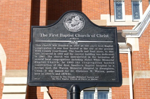 Historical marker for the First Baptist Church of Christ in Macon, detailing its founding and significance.