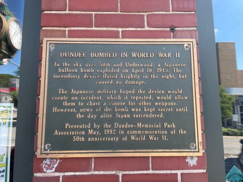 Plaque detailing the 1945 Japanese balloon bomb incident in Dundee during WWII, commemorating its 50th anniversary.