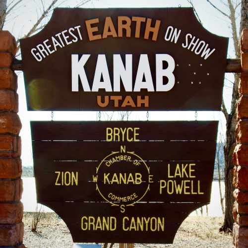 Sign for Kanab, Utah, highlighting nearby attractions: Bryce, Zion, Lake Powell, and the Grand Canyon.