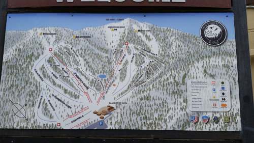 Map of a ski resort showing trails, lifts, and facilities in a mountainous, snowy landscape.