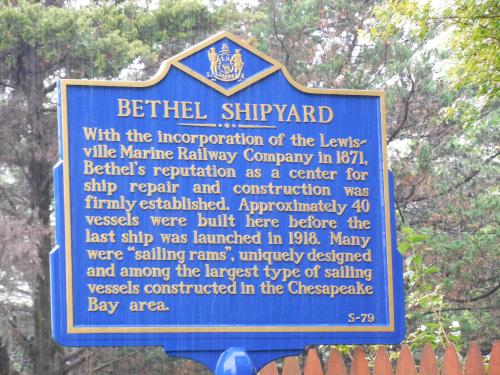 Historical marker for Bethel Shipyard, detailing its establishment in 1871 and significance in shipbuilding until 1918.