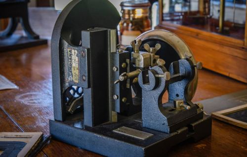 alt