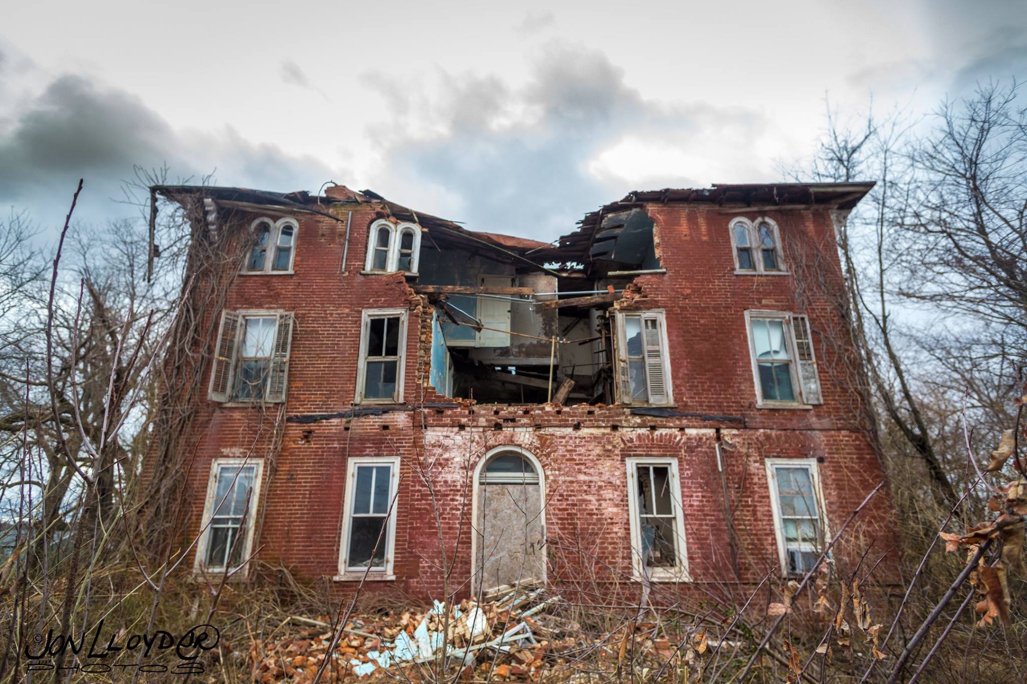 10 Staggering Photos Of An Abandoned Mansion Hiding In Delaware