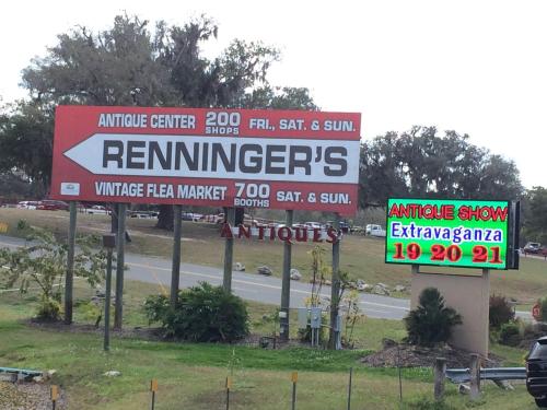 Sign for Renninger's Antique Center and Vintage Flea Market, featuring 200 shops and 700 booths, with an upcoming event.