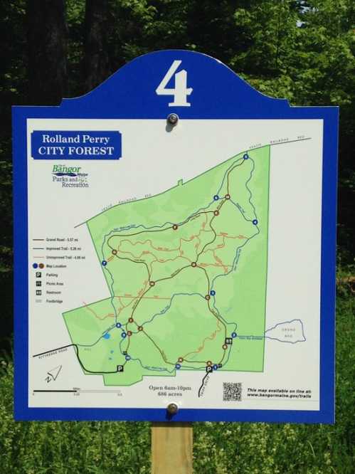 Map of Rolland Perry City Forest, showing trails, parking, and facilities. Open daily from 6 AM to 10 PM.