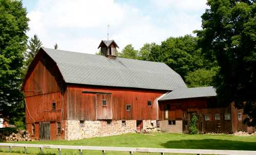 You Will Fall In Love With These 10 Beautiful Old Barns In New York