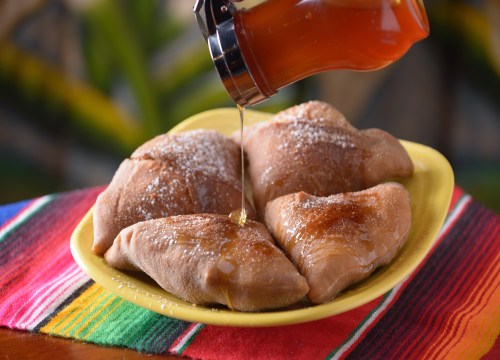 Traditional Mexican dessert: sopapilla.