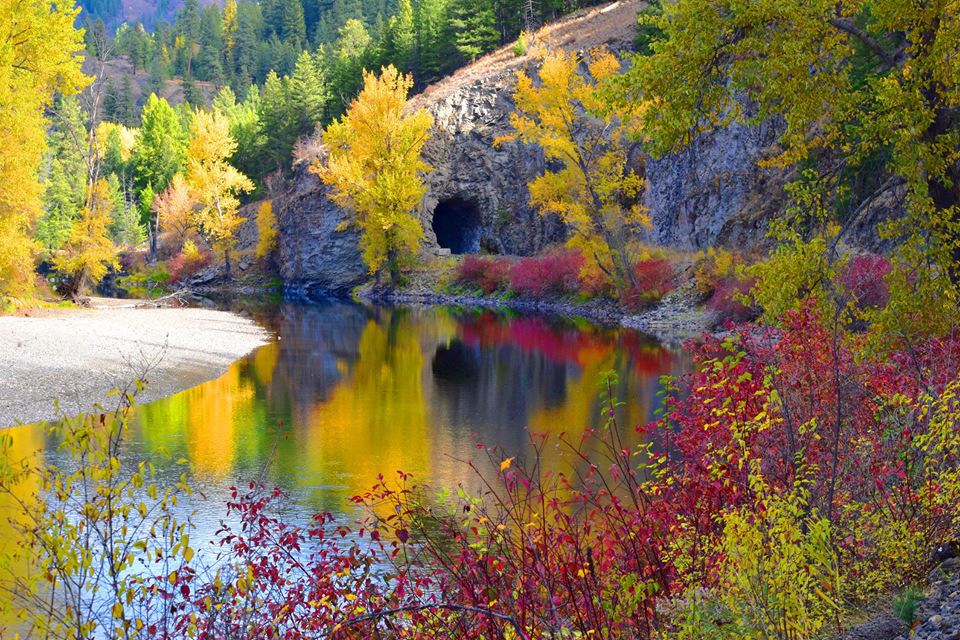 Fall Is The Perfect Season To Discover This Incredibly Scenic ...