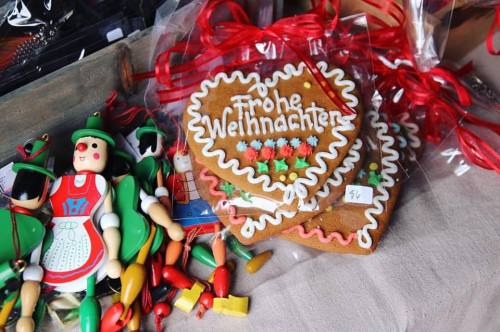 Gingerbread cookies with "Frohe Weihnachten" icing, surrounded by festive decorations and ornaments.