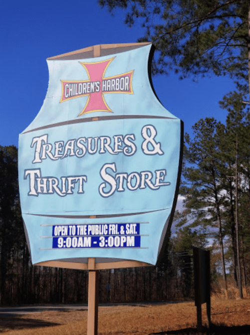 Sign for Children's Harbor Treasures & Thrift Store, open Friday and Saturday from 9:00 AM to 3:00 PM.