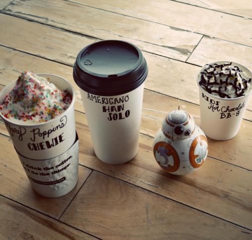 Four coffee cups with playful names: "Mary Poppins," "Chewie," "Americano Han Solo," and "Midi Hot Chocolate BB-8."