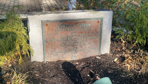 Plaque at Jameson Tavern detailing the 1820 meeting that established Maine as an independent state.