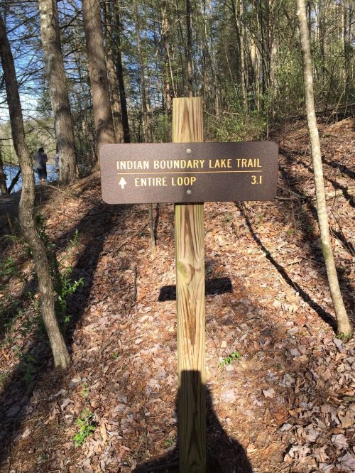 Sign for Indian Boundary Lake Trail, indicating the entire loop is 3.1 miles, surrounded by trees and leaves.