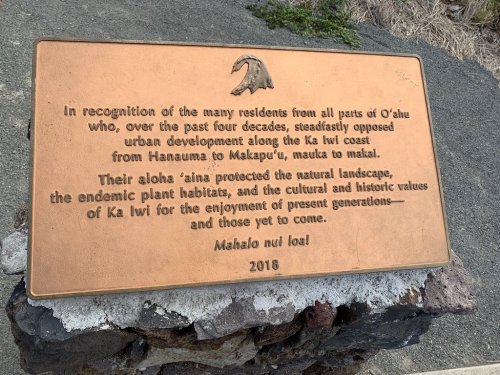 A plaque honoring residents of Oʻahu for opposing development near Ka Iwi coast, highlighting cultural and environmental values.