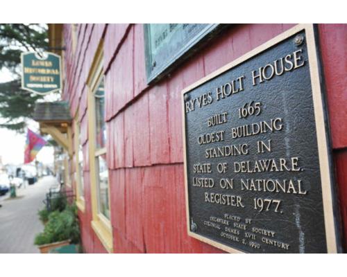 Plaque on the Ryves Holt House, Delaware, noting its history as the oldest building in the state, built in 1665.