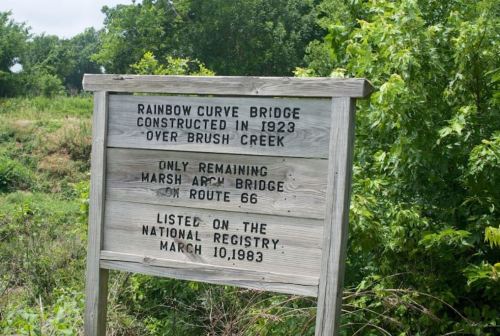 Sign for Rainbow Curve Bridge, built in 1923, noting it's the last Marsh Arch Bridge on Route 66, listed on the National Registry.