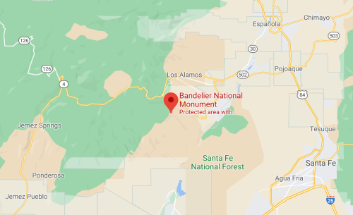 Map showing Bandelier National Monument, a protected area near Los Alamos, New Mexico, surrounded by Santa Fe National Forest.