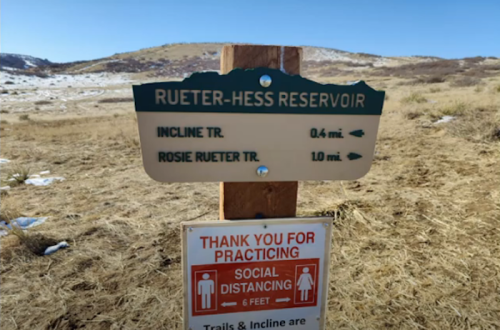 Signpost indicating trails at Rueter-Hess Reservoir, with distances to Incline Trail (0.4 mi) and Rosie Rueter Trail (1.0 mi).