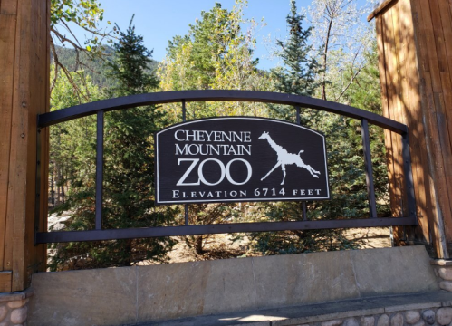 Sign for Cheyenne Mountain Zoo, featuring a giraffe silhouette and stating the elevation of 6714 feet.