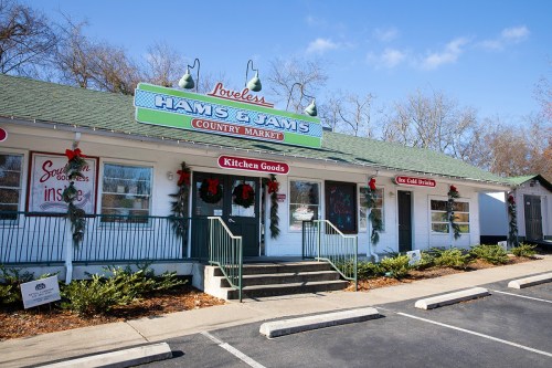 A charming country market with festive decorations, featuring signs for kitchen goods and cold drinks.