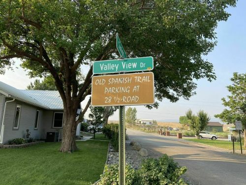A street sign for Valley View Dr and a brown sign indicating Old Spanish Trail parking at 28 ½ Road.