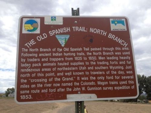 Sign about the Old Spanish Trail: North Branch, detailing its history and significance for traders and travelers.