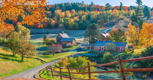 Farmhouses in the mountains of Woodstock, Vermont, during the fall season.
