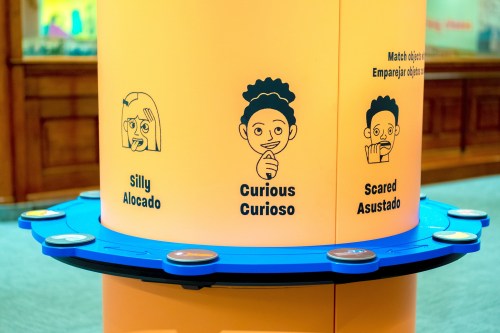 Colorful display featuring three cartoon characters: Silly Alocado, Curious Curioso, and Scared Asustado, with matching game buttons.