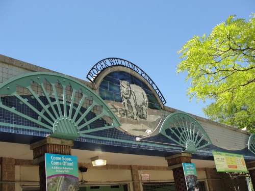 Entrance of Roger Williams Park Zoo, featuring decorative tiles and a sign that reads "Come Soon. Come Often!"