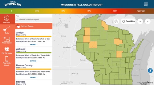 Map of Wisconsin showing fall color reports, with areas highlighted for peak color and estimated viewing weeks.