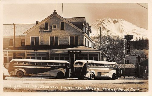 Historic photo of the Weed Hotel in California, with vintage buses and Mount Shasta in the background.