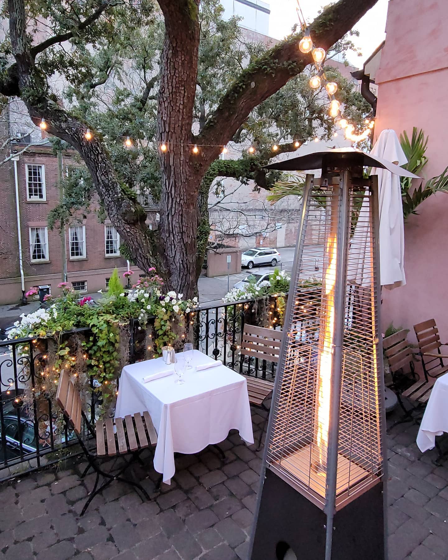 The Olde Pink House In Georgia: Why Is It Painted Pink?