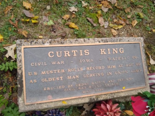 Plaque honoring Curtis King, Civil War veteran from Iowa, noted as the oldest man in the Union Army at age 80.