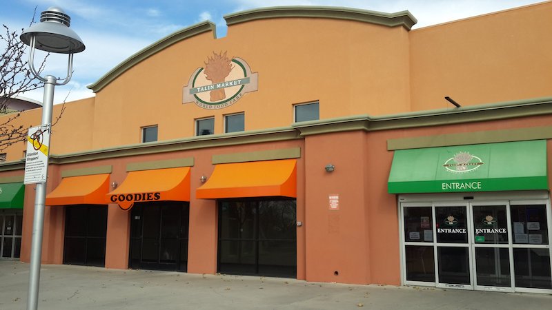 ニューメキシコ州のエキゾチックなタリン市場では、世界中のソーダやスナックが販売されています
