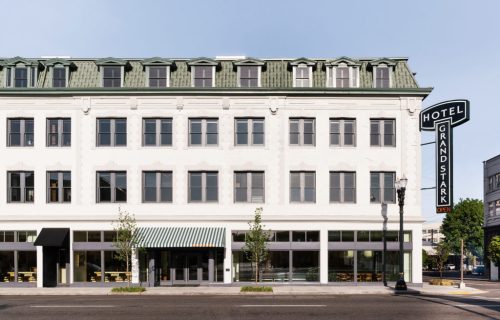Exterior view of the Hotel Grand Stark, featuring a classic design with large windows and a prominent sign.