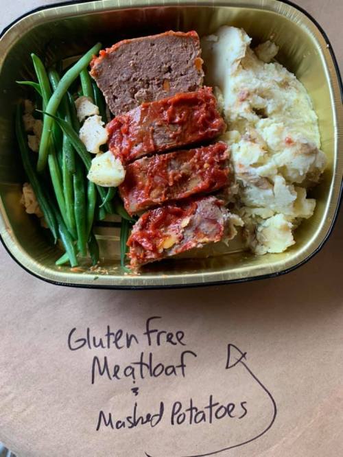 A meal tray with gluten-free meatloaf, mashed potatoes, and green beans, labeled with the dish name.