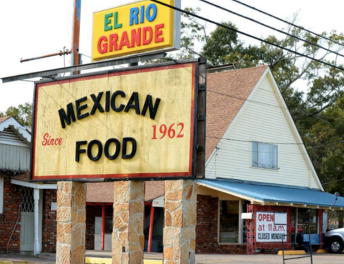 Sign for "El Rio Grande" restaurant featuring "Mexican Food" since 1962, with an open hours notice.