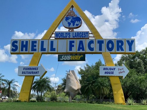 Sign for the World's Largest Shell Factory featuring Subway, Fishbones Restaurant, and Holiday House fun park.
