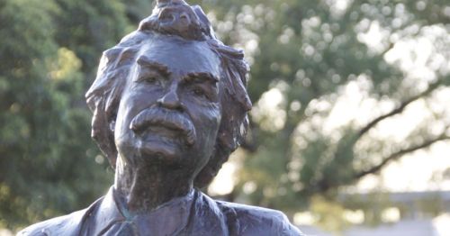 A statue of Mark Twain