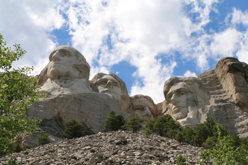 Mount Rushmore featuring the carved faces of George Washington, Thomas Jefferson, Theodore Roosevelt, and Abraham Lincoln.