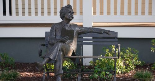 A statue of Mark Twain