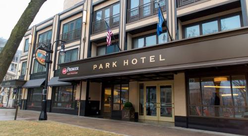 Exterior view of the Park Hotel, featuring flags and a welcoming entrance.