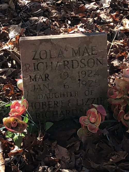 Gravestone of Zola Mae Richardson, born March 19, 1924, died January 6, 1925, daughter of Hobert and Lizzie Richardson.