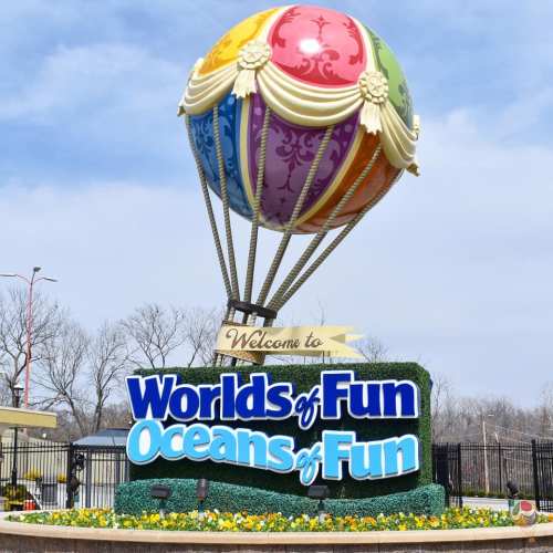Colorful hot air balloon sign welcoming visitors to Worlds of Fun and Oceans of Fun amusement parks.