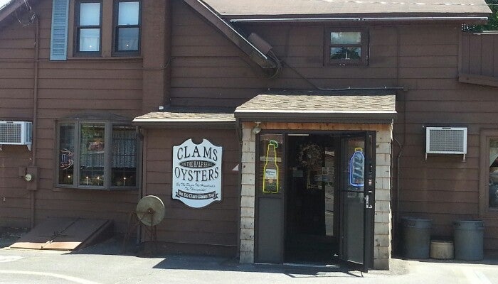 Cap'n Cat Clam Bar