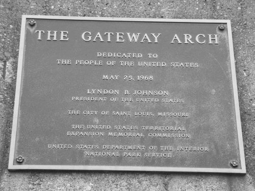 Plaque dedicated to the people of the United States, honoring the Gateway Arch, dated May 25, 1968.