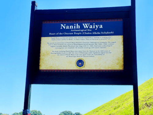 Sign for Nanih Waiya archaeological site, detailing its significance to the Choctaw people and historical context.