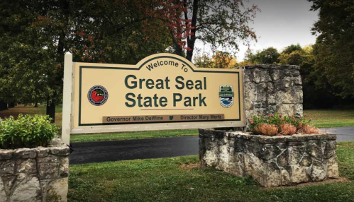 Welcome sign for Great Seal State Park, featuring the park's name and details about the governor and director.