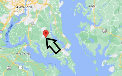 Map showing a location marked with a red pin and an arrow, near Alexandria and Easton, surrounded by water and greenery.